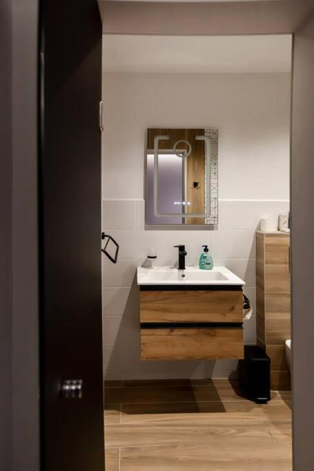 Very Spacious & Modern 3Bed Near Airport & Centre 索菲亞 外观 照片